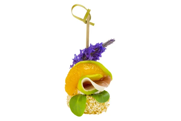 肉、花、フルーツのカナッペ — ストック写真