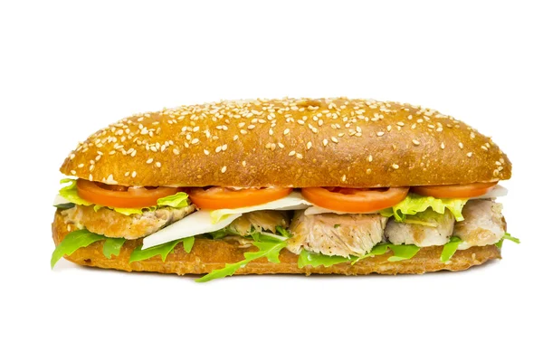 Sandwich met vlees, groenten en salade — Stockfoto