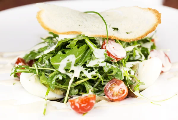 Insalata con gamberetti e rucola — Foto Stock