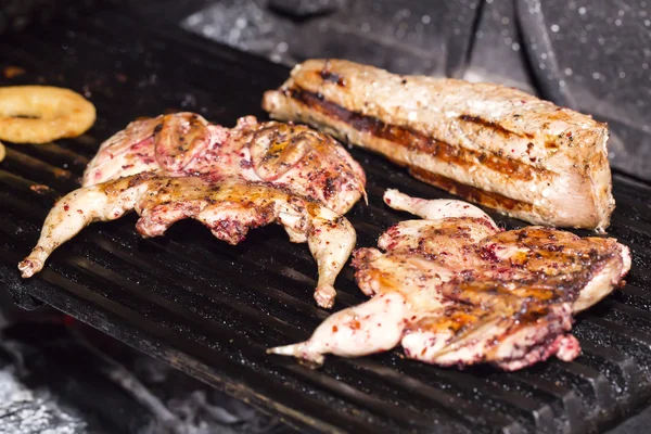 Grilling quail in kitchen — Stock Photo, Image