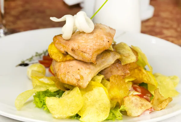 Salada de frango com alface — Fotografia de Stock