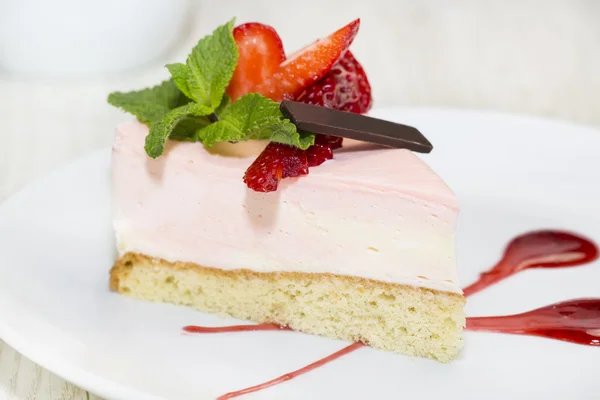 Pedazo de pastel en la mesa — Foto de Stock