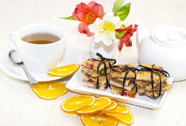 Leckere Plätzchen und Tee — Stockfoto