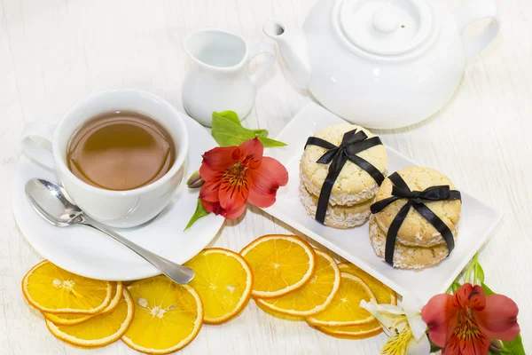 Cookies and tea on table — Stock Photo, Image