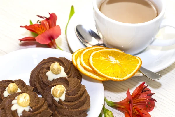 Biscoitos e chá na mesa — Fotografia de Stock