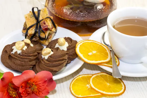 Galletas y té en la mesa — Foto de Stock