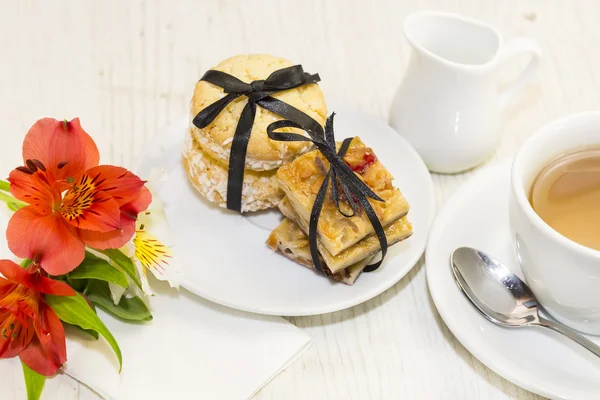 Cookies and tea with flowers — Stock Photo, Image