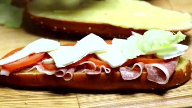 Erkek el sandviç yapma