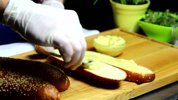 Mannelijke handen maken sandwich — Stockvideo