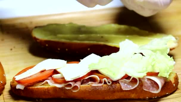 Mani maschili che fanno sandwich — Video Stock