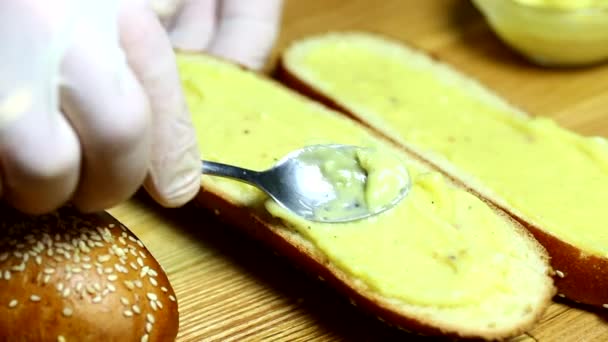 Mannelijke handen maken sandwich — Stockvideo