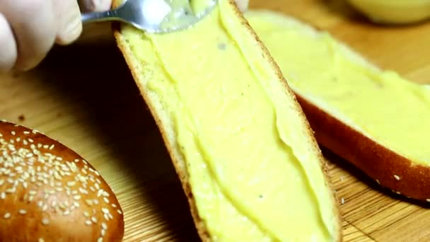 Mains masculines faisant sandwich 