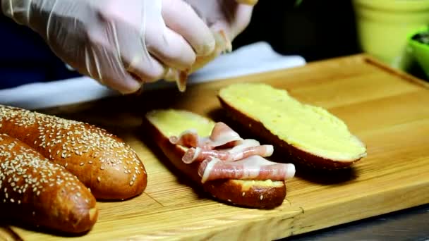 Mannelijke handen maken sandwich — Stockvideo