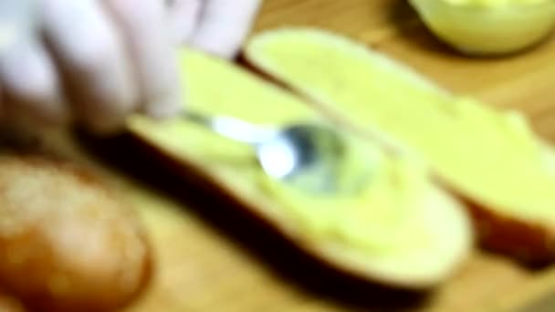 Mannelijke handen maken sandwich — Stockvideo