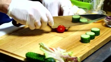 Şef doğrama domates eller