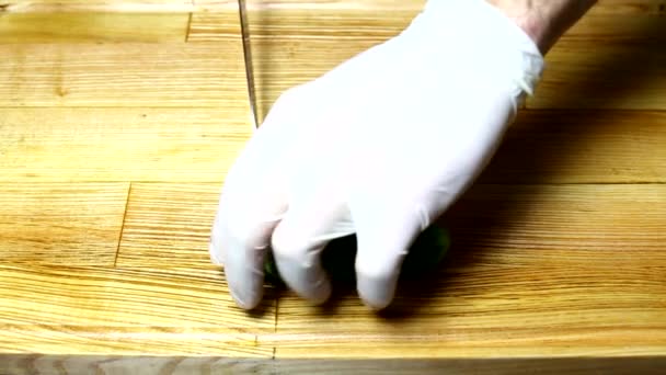 Chef mãos cortando pepino — Vídeo de Stock