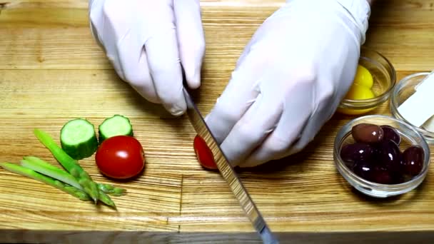 Кухарські руки рубають помідор — стокове відео