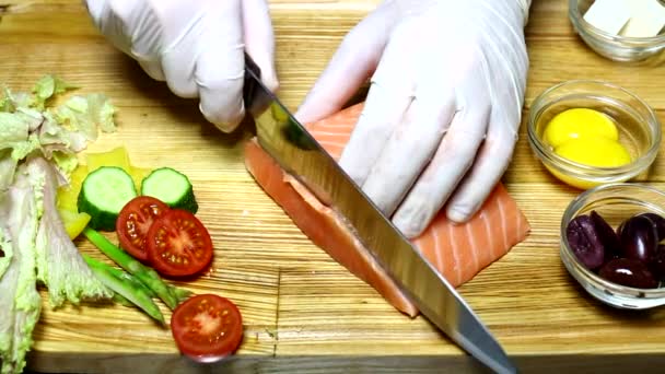 Chef mãos cortando salmão — Vídeo de Stock