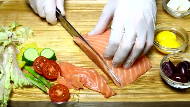 Szef kuchni ręce krojenie łososia — Wideo stockowe