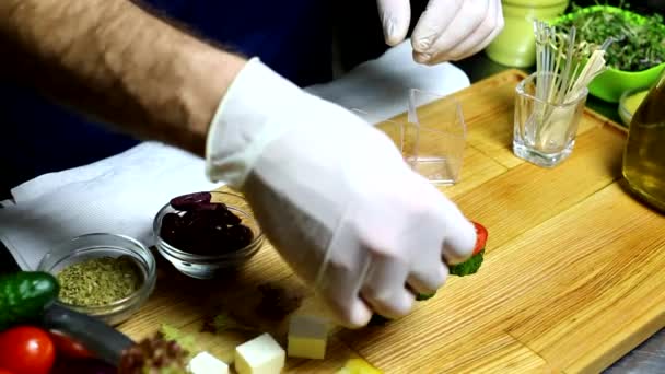 Mãos cozinhando canapés — Vídeo de Stock