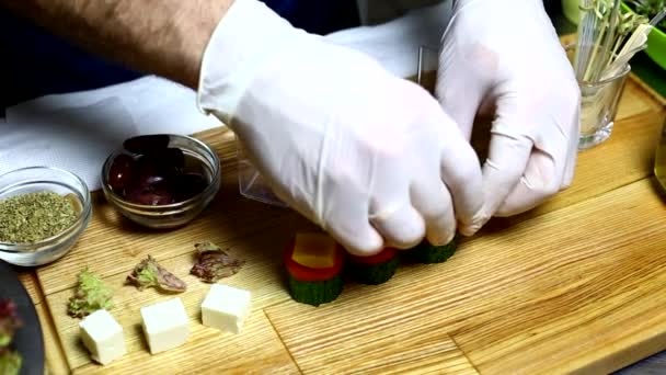 Mãos cozinhando canapés — Vídeo de Stock