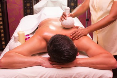 Adam spa tedavisinden hoşlanıyor.