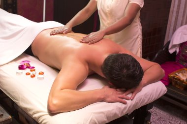 Adam spa tedavisinden hoşlanıyor.