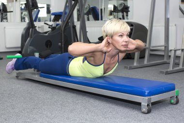 Spor salonunda egzersiz vücut geliştirmeci