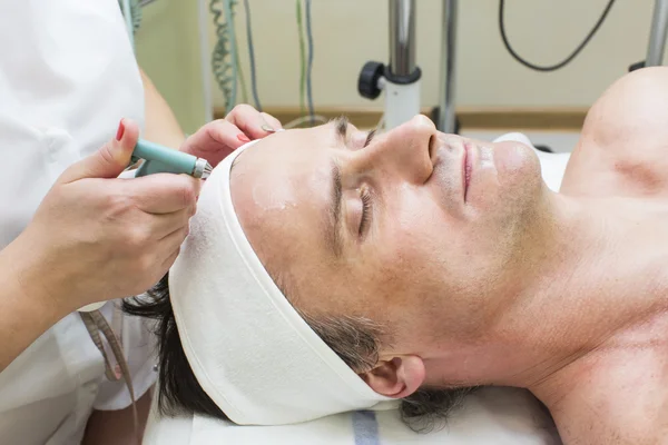 Man in een schoonheidssalon — Stockfoto