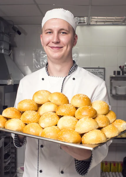 Chef préparant la nourriture dans la cuisine — Photo