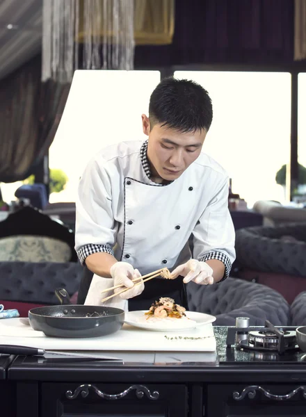 Chef préparant la nourriture dans la cuisine — Photo