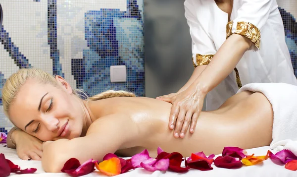 Girl on procedure Balinese massage — Stock Photo, Image