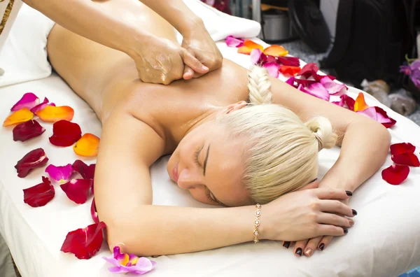 Girl on procedure Balinese massage — Stock Photo, Image