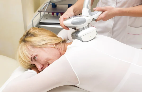 Frau in Klinik lipomassage — Stockfoto