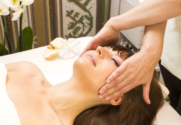 Mulher no procedimento de massagem facial — Fotografia de Stock