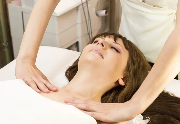 Vrouw gezicht massage betreffende — Stockfoto