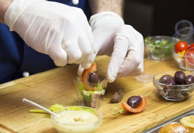 Cook kanepeler hazırlanıyor