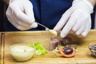 Cook kanepeler hazırlanıyor