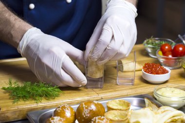 Cook kanepeler hazırlanıyor