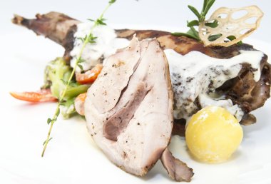 Kavrulmuş tavşan et ve patates