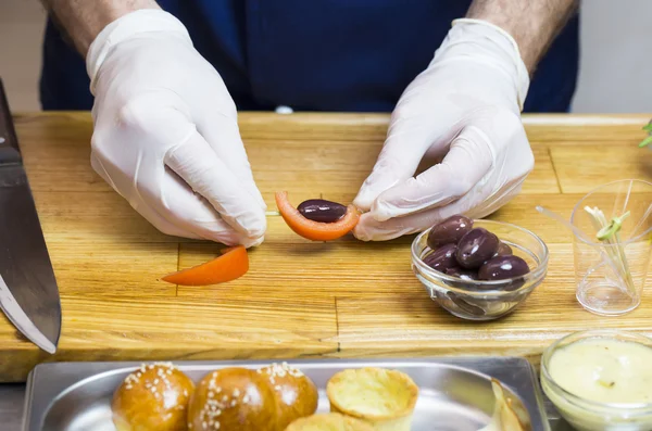 Cook preparing canapes — Stock Photo, Image