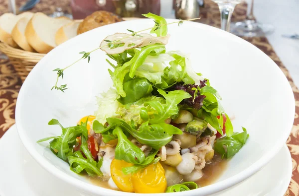 Salada com polvo, verduras e legumes — Fotografia de Stock