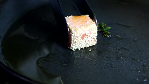 Saumon dans les graines de sésame 