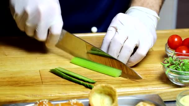 Chef preparando canapés — Vídeo de Stock