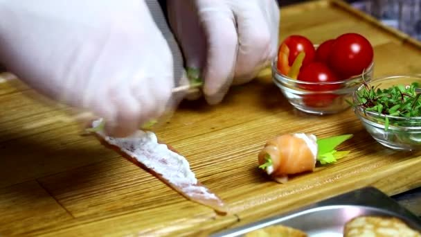 Chef preparando canapés — Vídeos de Stock