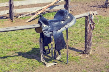 Eyer bir ahşap çit çiftlikte