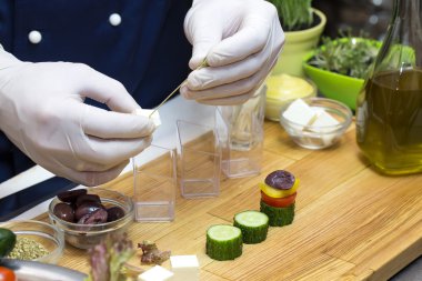 Cook kanepeler hazırlanıyor