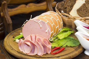 sosis ahşap plaka üzerinde