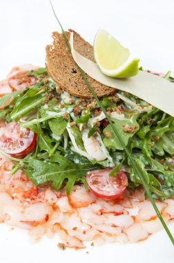 Yeşiller ve karides salatası