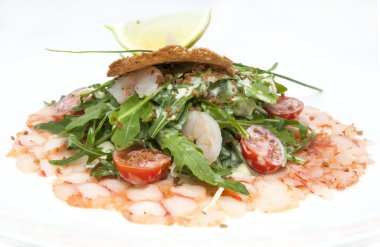 Yeşiller ve karides salatası